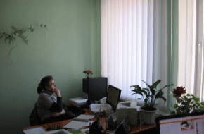 на рабочих местах в админзданиях